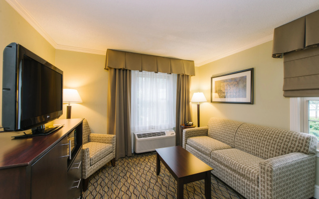 Holiday Inn Express & Suites Merrimack – Nashua by IHG