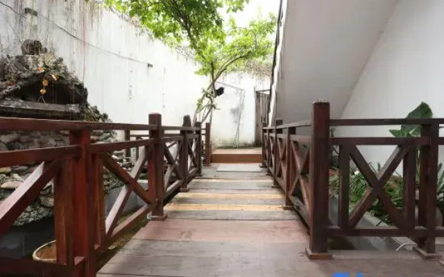 We House Guest Hotel