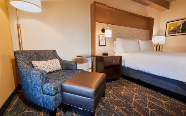 Holiday Inn & Suites Oakland Airport by IHG