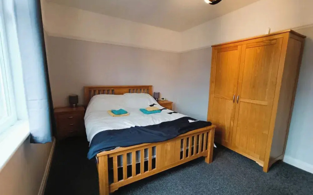 2-bed Darlington Townhouse, Garden & Free Parking