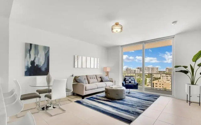 Top Fort Lauderdale Condo 9th Floor - Private and Sanitized, Hotel Amenities, Free Parking for Stays Over 27 Days, 400 ft From the Beach. Hosted by Super Host!