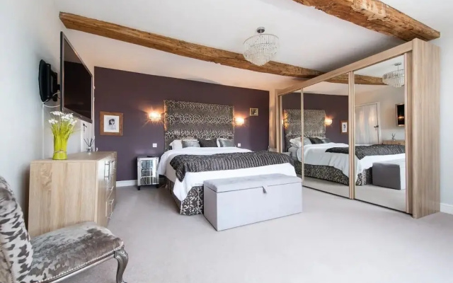 Bank Farm House Stunning House & Gardens