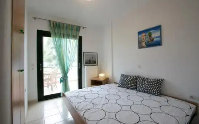 4bdr Beachfront House In Kalandra