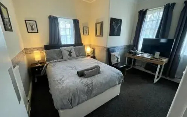 Navaar House