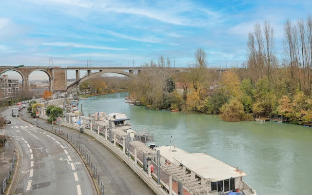 Riverside Couples Stay Near Paris