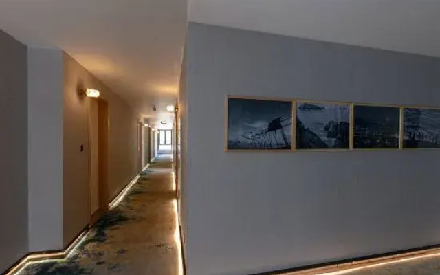 Stoneship Hotel