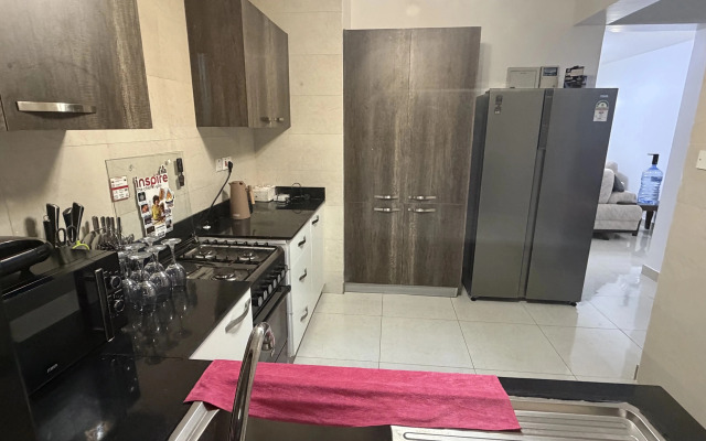 Апартаменты Divine Homes Cosy 2 Bedroom Next to Airport