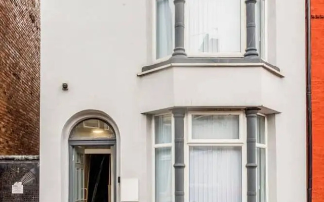 Immaculate 4-bed House Near Anfield and Goodison