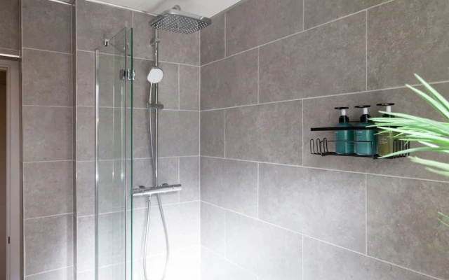 Central Leeds Apartment Near Station - Sleeps 6