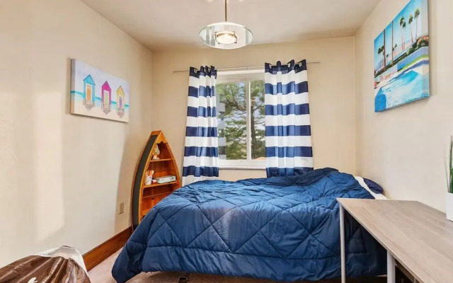 4BR Chalet with Seasonal Pool Hot Tub