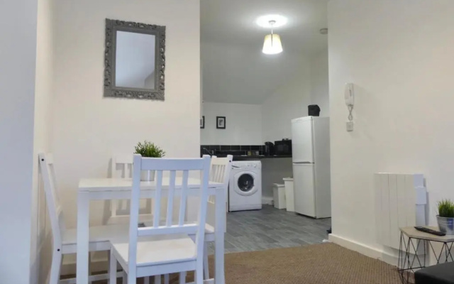 Bright and Modern 4 Person Apartment In City Centre