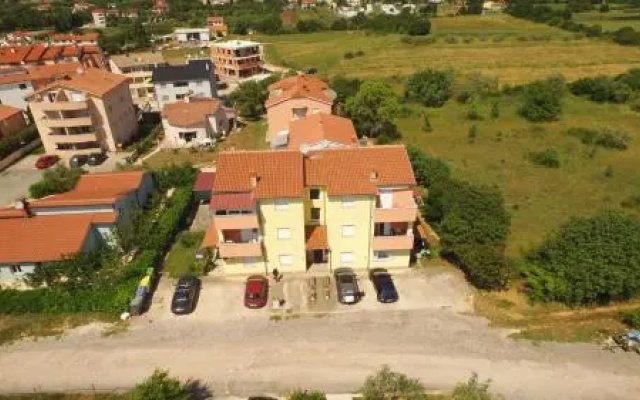 Cozy two bedroom apartment in Stinjan