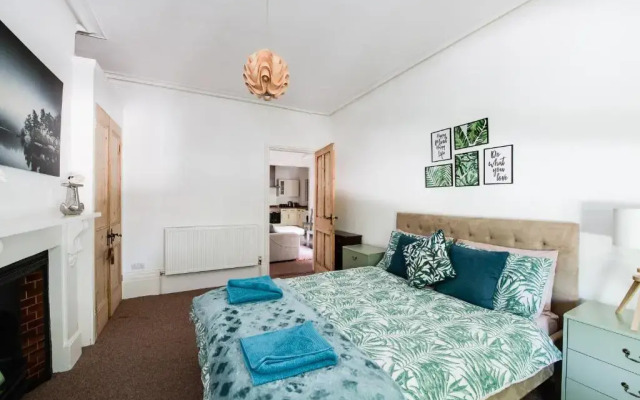Great family flat just 10 mins walk to beach