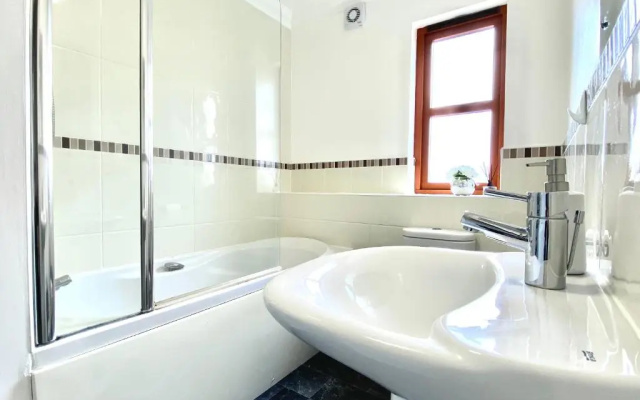 100 Thornhill Drive, Elgin (Adults Only)