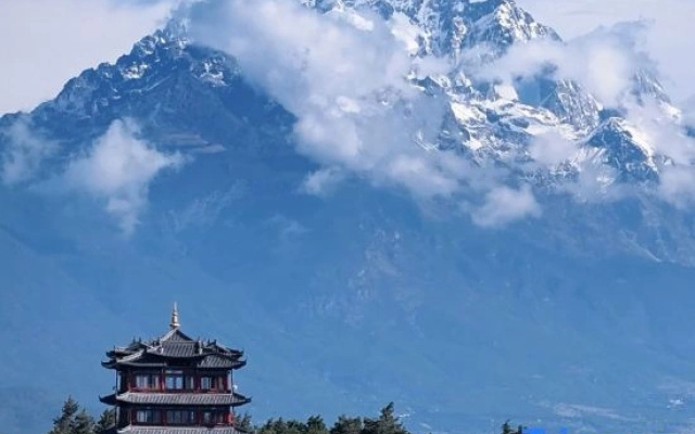 Bamboo Pavilion·Grace: A Panoramic Sky Garden Art Homestay with Ancient City and Snow Mountain Views