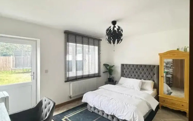 Erith Cosy Retreat Home