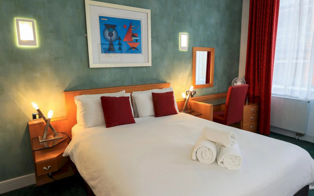 Superb Spacious Central Studio Apartment (High Ceiling)
