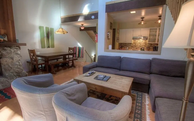 Alpine Getaway 3 Bedroom Home by RedAwning