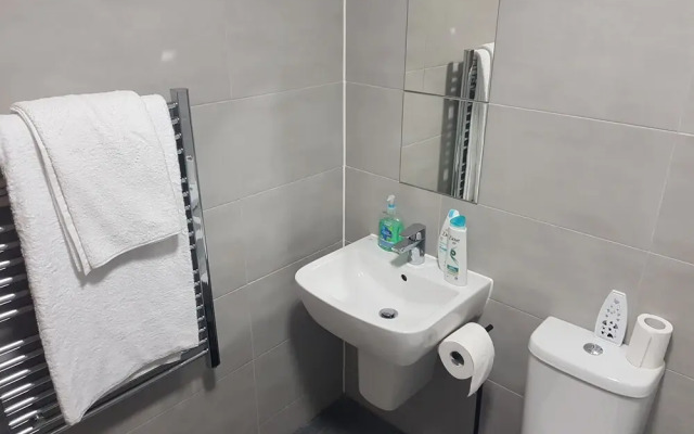 Brierley Hill - Apartment - Sleeps 2 - Parking