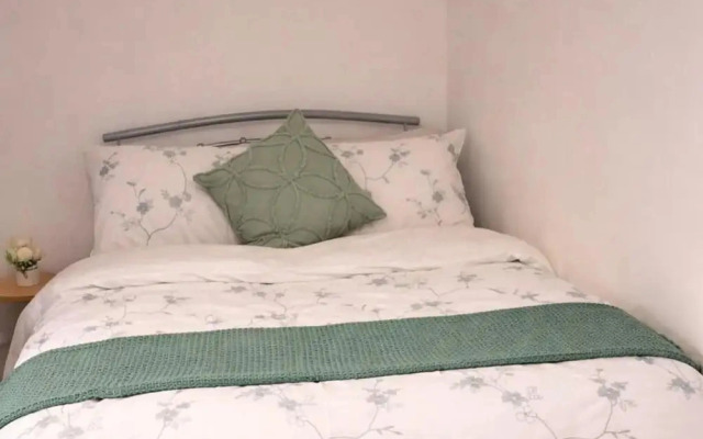 2 Bed Home - Parking for 2, Wifi & Garden