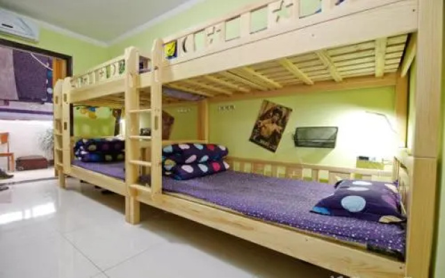 Baoji Red Tour International Hostel