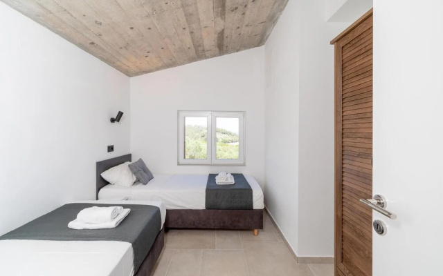 Amazing Home in Blato with Hot Tub, WiFi & 5 Bedrooms