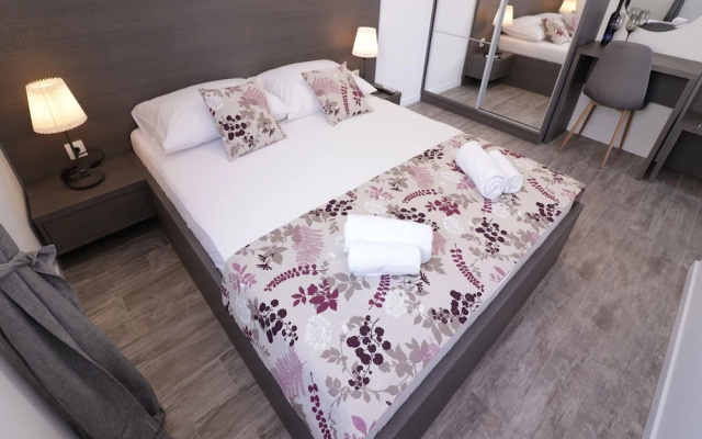 Apartments & Rooms Danivan Pool Villas B