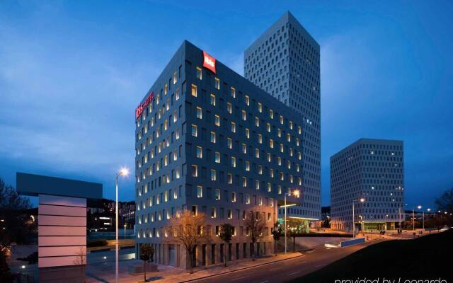Отель Ibis Barcelona Santa Coloma Испания, Санта-Колома-де-Граманет - отзывы, цены и фото номеров - забронировать отель Ibis Barcelona Santa Coloma онлайн вид на фасад