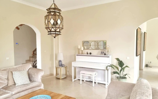 Algarve Stunning Villa by Homing