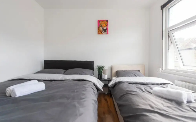 Stylish 4BR Home WiFi FreeParking