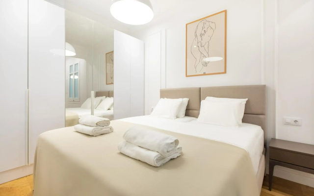 Majestic 4BR/4BATH apartment in Sagrada Familia area