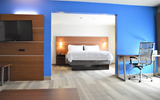 Holiday Inn Express & Suites Batesville by IHG