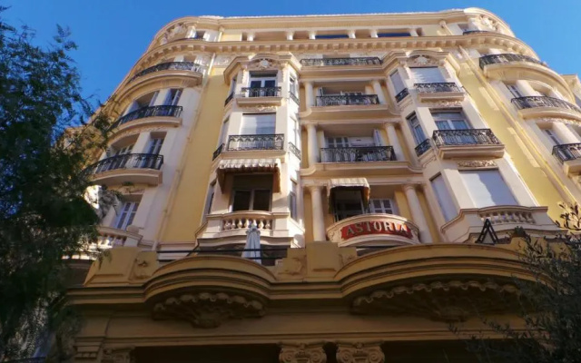 2 Pieces, Centre Ville, 50 Metres Plages Et Mer.