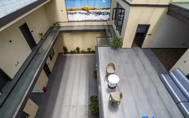 Floral Hotel · Vista Seek Oxygen-Rich View Hotel (Songzanlin Scenic Area Branch)