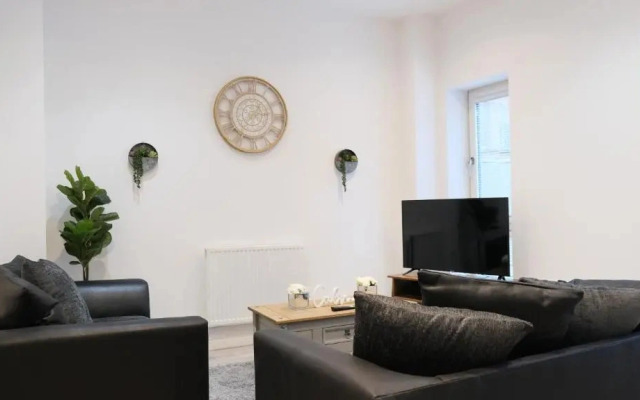 Modern House & Contractors & City Centre & Free Parking