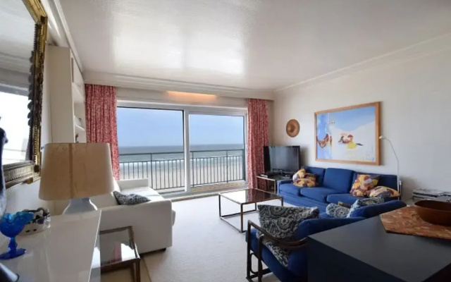 Spacious Seafront Retreat