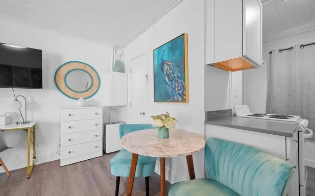 Chic City Retreat 93A Sleeps 2