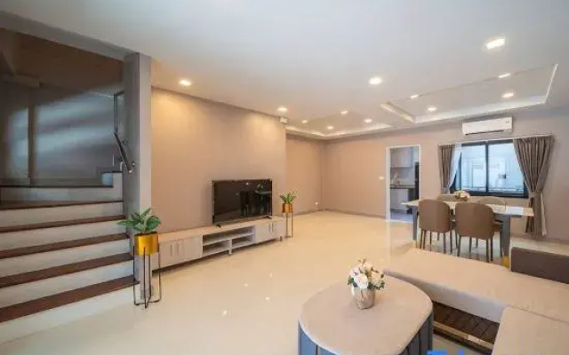 Master bedroom with a bathroom in a Pattaya villa.