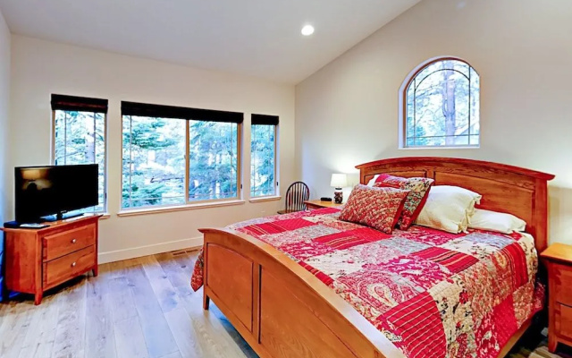 Spacious Forest View Retreat by RedAwning