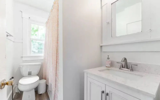 Cozy 3BR Home in Bates-Hendricks