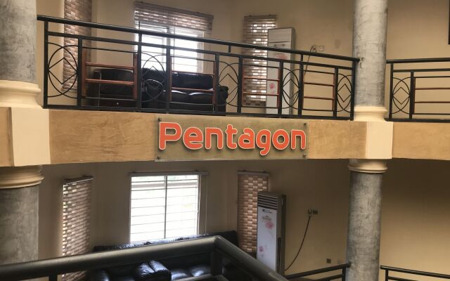Отель Pentagon Luxury Suites Enugu Нигерия, Энугу - отзывы, цены и фото номеров - забронировать отель Pentagon Luxury Suites Enugu онлайн вид на фасад