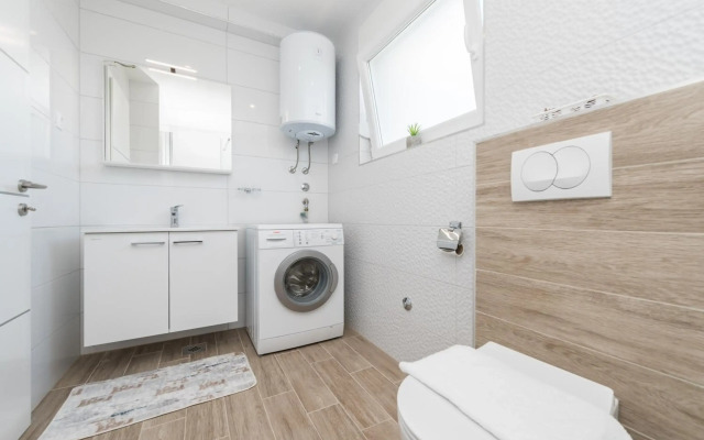 Dino 2 luxury apartment with pool