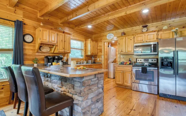 Triple Mountain View by Avantstay: Hot Tub, Game Room & Stunning Smoky Mountain Views