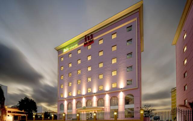iu Hotel Luanda Talatona вид на фасад