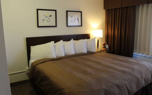 Place Louis Riel Suite Hotel