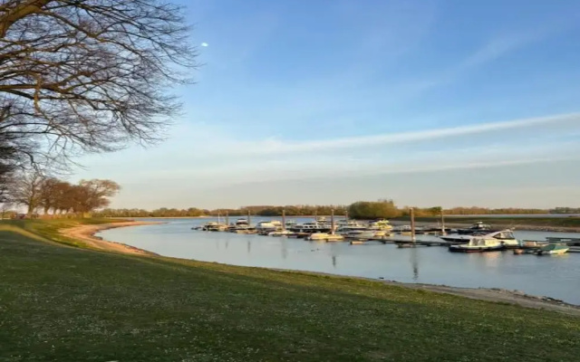 Romantic Boathouse Getaway in Lathum