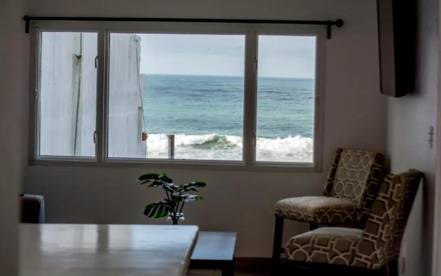 Beautiful 3 BDR 2,5 Bath- Steps from Beach w/PKG