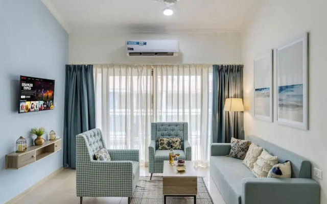 Luxe 1bhk w Pool Sauna 1km to the Beach