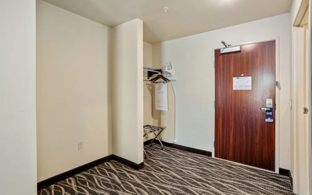 Cobblestone Hotel & Suites International Falls
