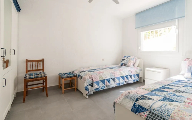 Cozy Apartment in Roses with Sea Nearby